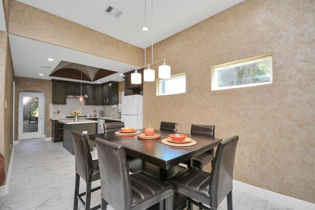 2705 & 2707 S Fox Street, Houston, TX 77003 2705 Back house dining area