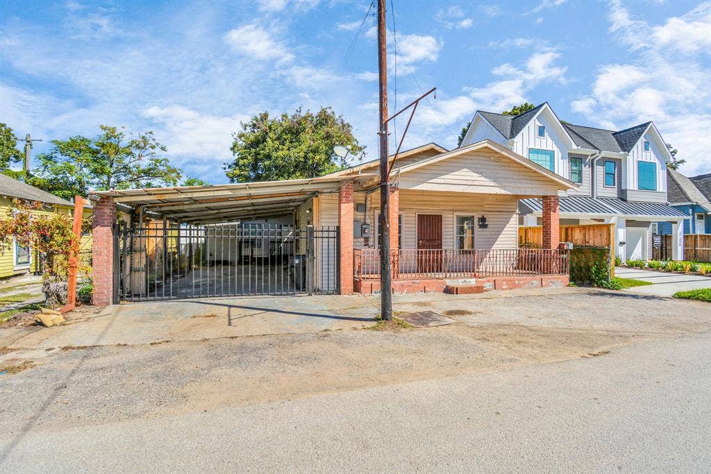 2705 & 2707 S Fox Street, Houston, TX 77003 2705 Front house