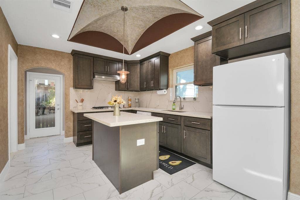 2705 & 2707 S Fox Street, Houston, TX 77003 2705 Fox kitchen area