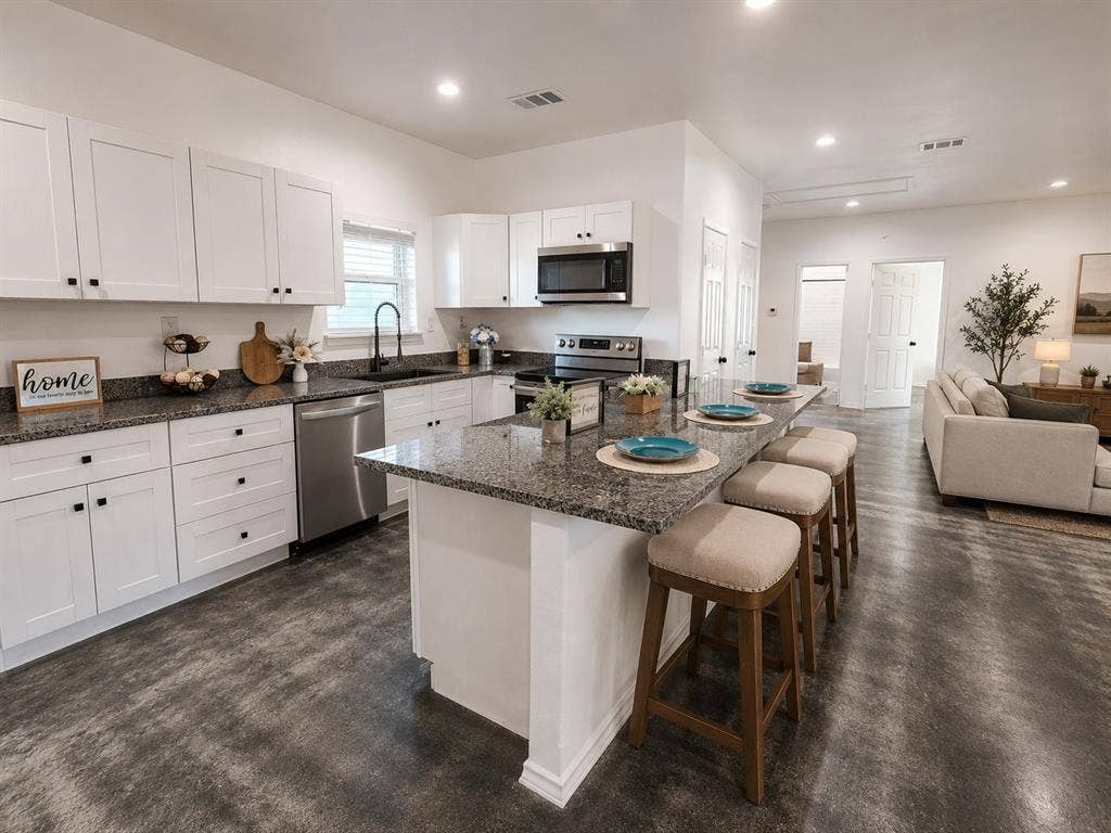417 Katie Circle, Kennedale, TX 76060 virturally staged