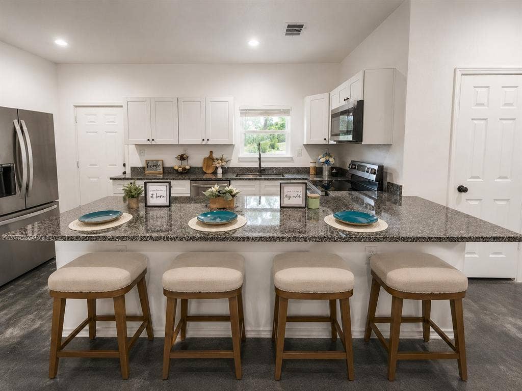 417 Katie Circle, Kennedale, TX 76060 virturally staged