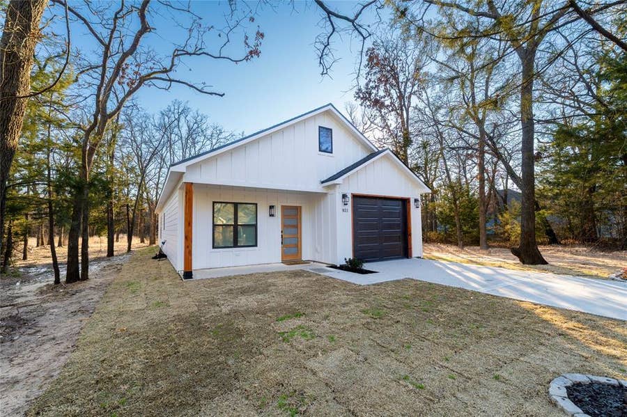 Property photo for 921 Hillburn Drive, West Tawakoni, TX