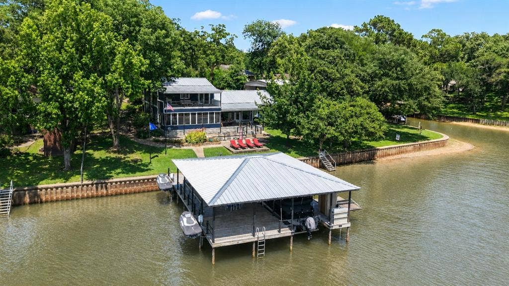 154 Bayside Circle, Malakoff, TX 75148 Located on half an acre with 219 ft of deep waterfront.