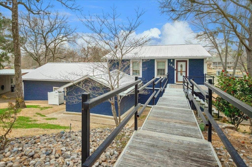 154 Bayside Circle, Malakoff, TX 75148 Private access to upstair primary suite bedroom with private living area.