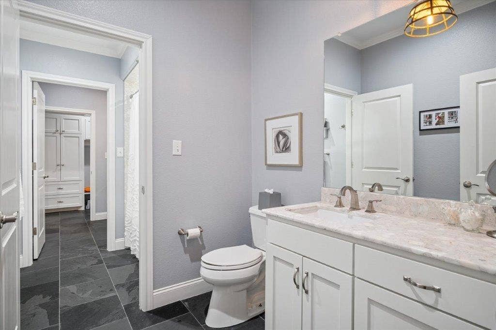 154 Bayside Circle, Malakoff, TX 75148 Jack and Jill Bath with 2 separate toilet and vanity areas with shared shower tub.