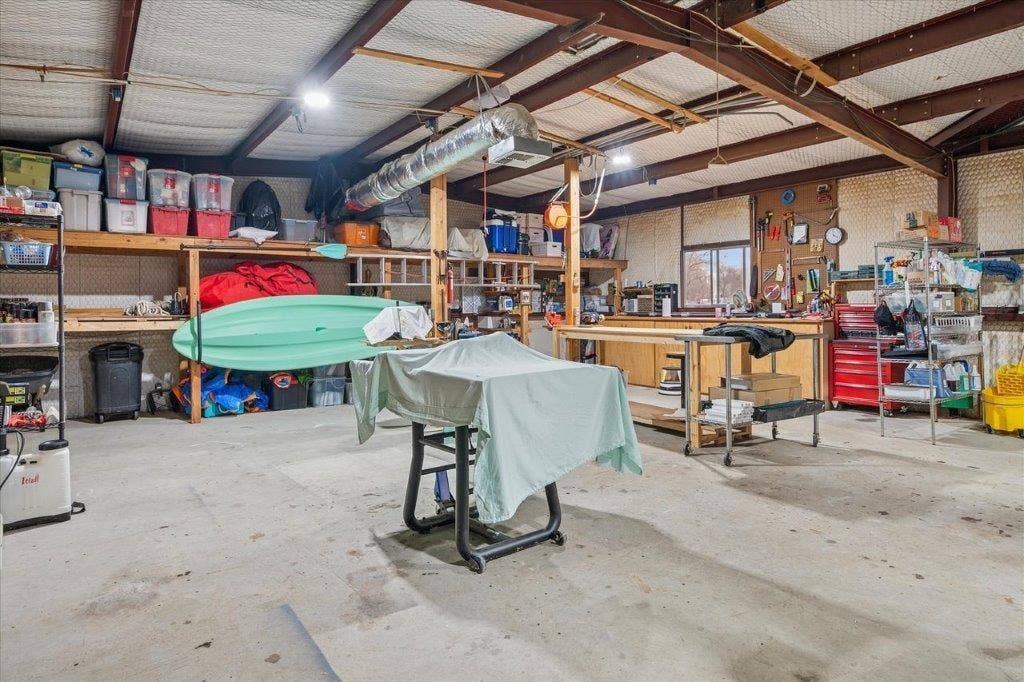 154 Bayside Circle, Malakoff, TX 75148 Inside 1200 sq ft insulated metal building