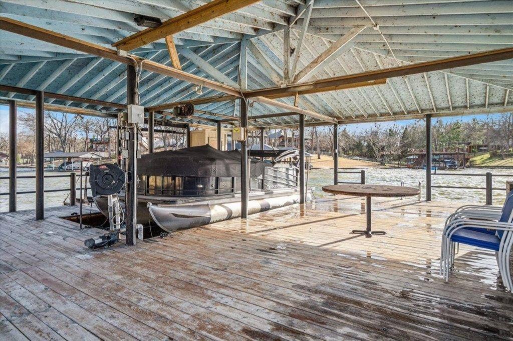 154 Bayside Circle, Malakoff, TX 75148 Boathouse covered sitting area