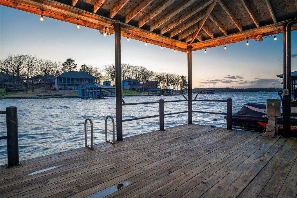 154 Bayside Circle, Malakoff, TX 75148 The perfect place to wine down after a day on the lake.