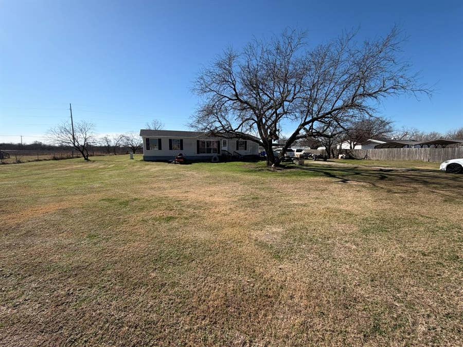 Property photo for 7311 S Interstate 45 Service Road, Alma, TX