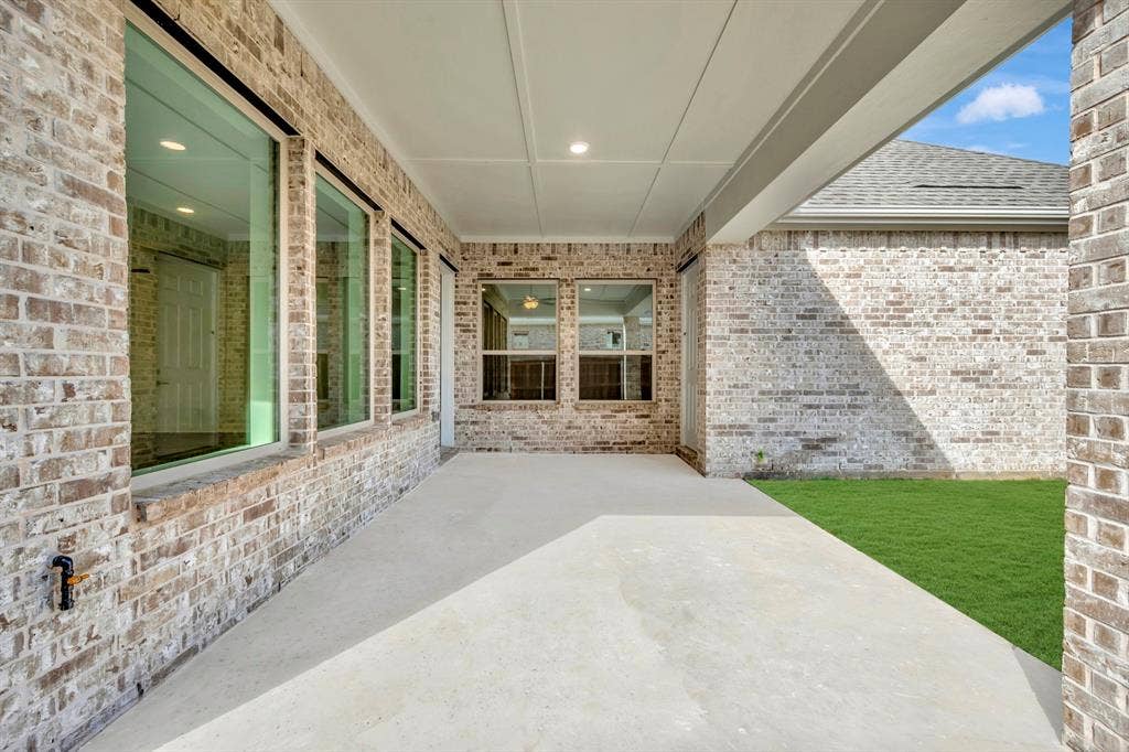 2079 Emerald Grove Lane, Arlington, TX 76005 View of patio