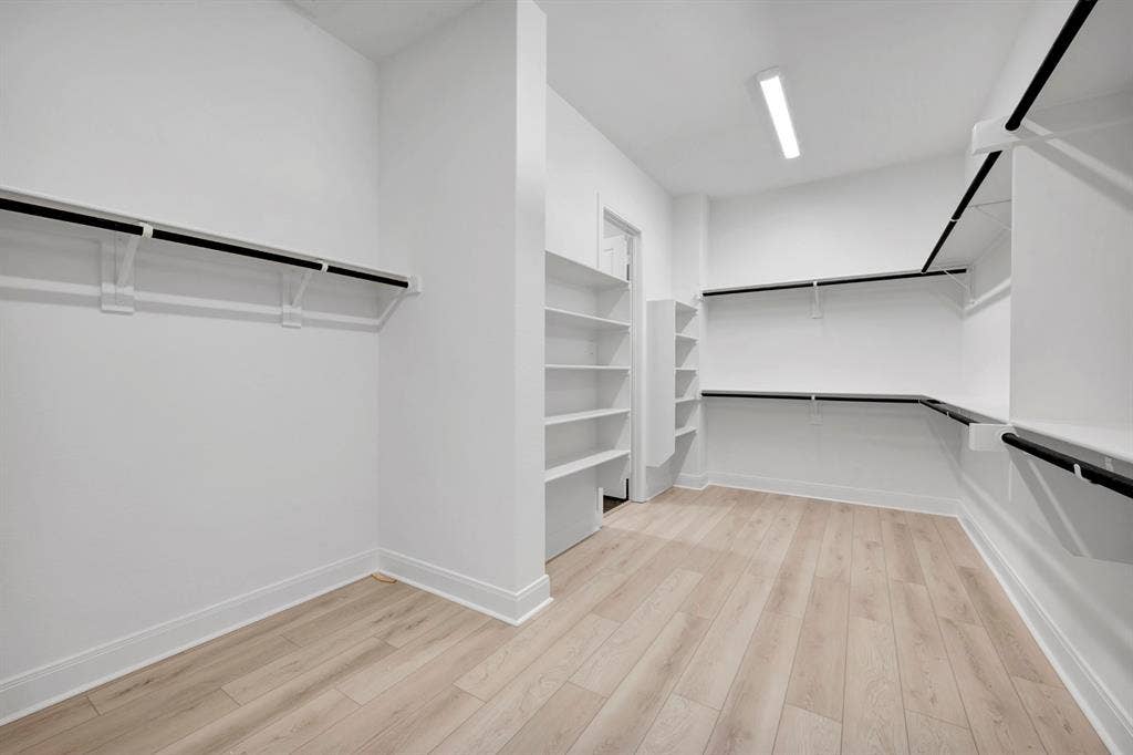 2079 Emerald Grove Lane, Arlington, TX 76005 Walk in closet featuring light wood-style floors