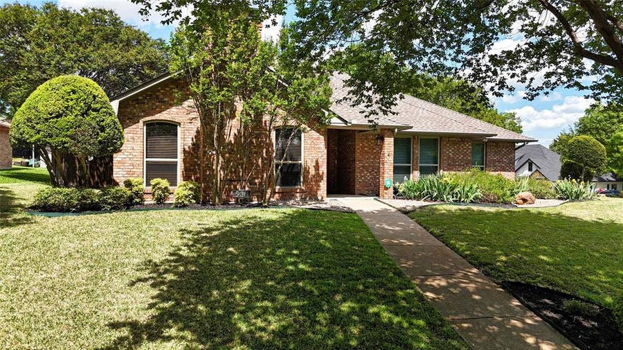 Property photo for 533 Hidden Brooke Drive, DeSoto, TX