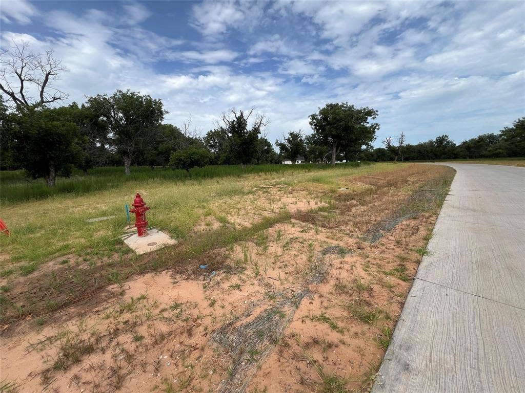 2142 E Landings N, Granbury, TX 76049 Great location!