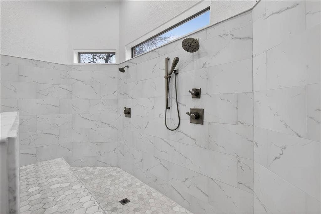 5182 Bayshore Drive, Athens, TX 75752 Bathroom featuring tiled shower and healthy amount of natural light