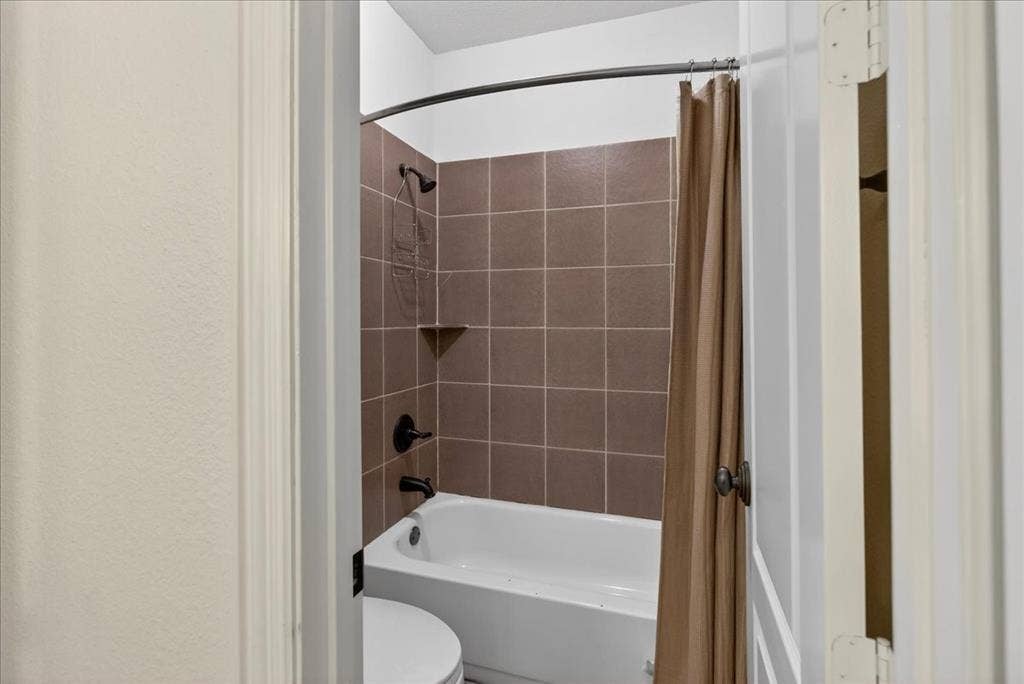 5182 Bayshore Drive, Athens, TX 75752 Bathroom with shower / bath combination with curtain and toilet