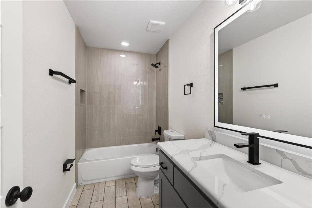 335 Flying Bridge, Gun Barrel City, TX 75156 Bathroom 2 located between Bedroom 2&3