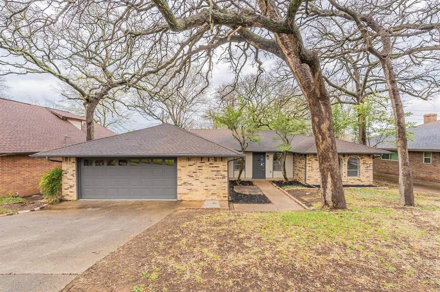 Property photo for 2105 Castle Oaks Drive, Arlington, TX