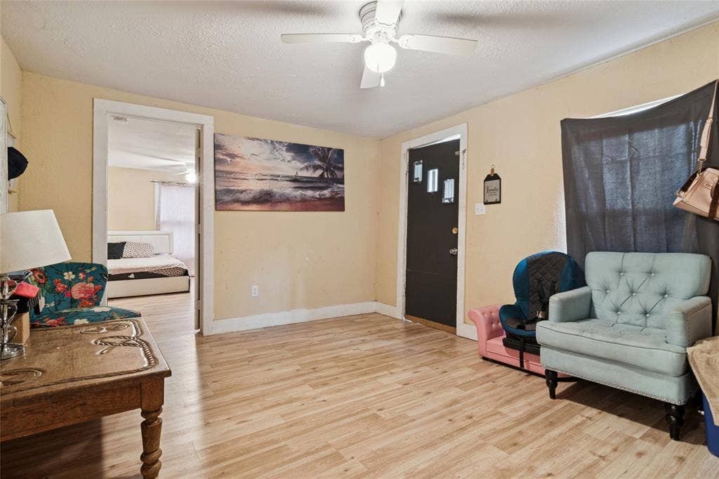 805 E 11th Street, Kemp, TX 75143