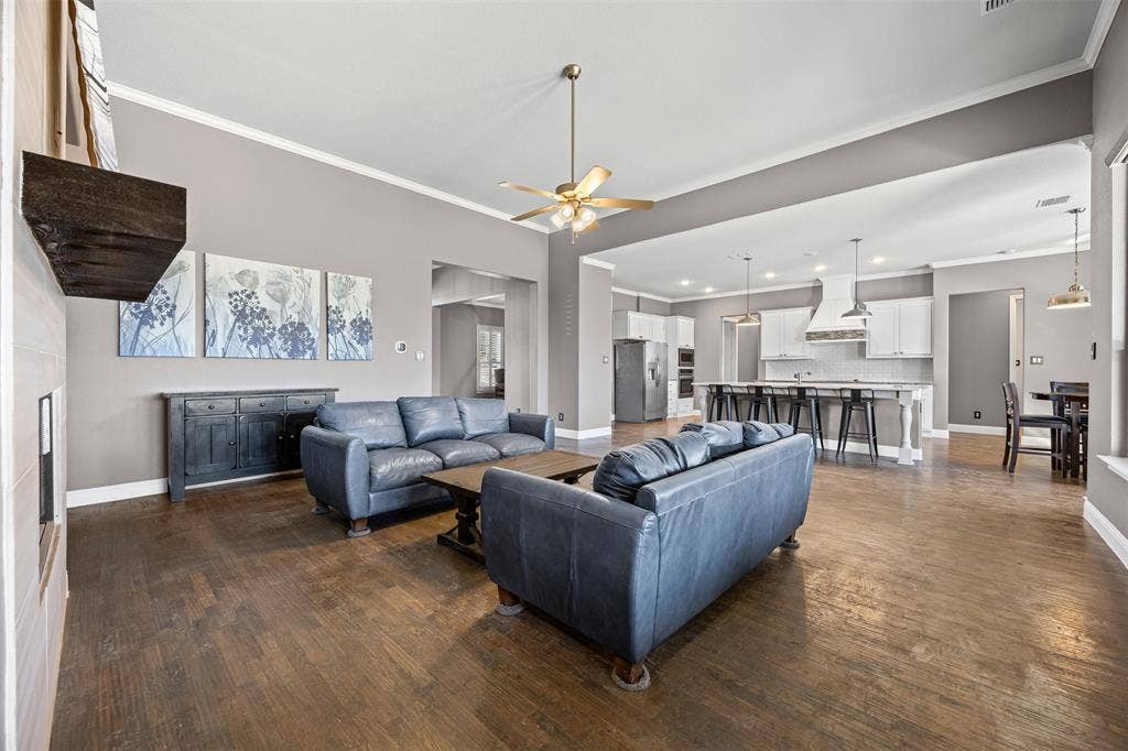117 Vail Lane, Waxahachie, TX 75167 Living area flows into kitchen