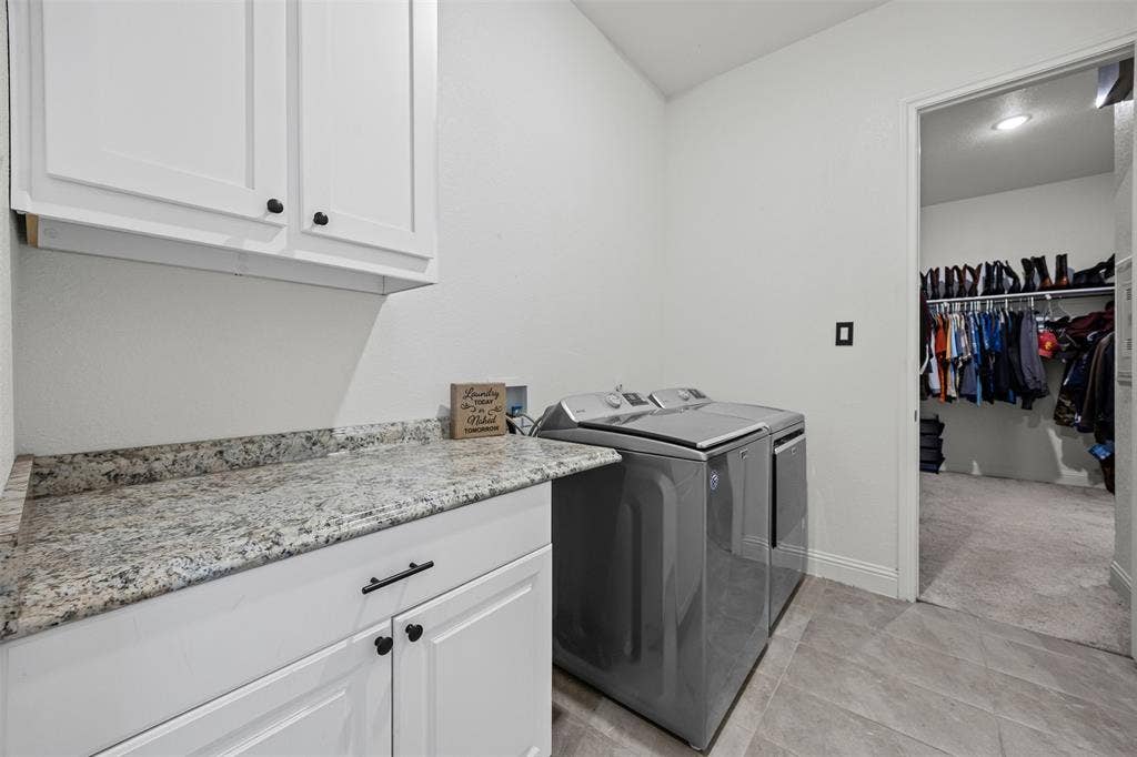 117 Vail Lane, Waxahachie, TX 75167 Laundry room convenient to primary closet