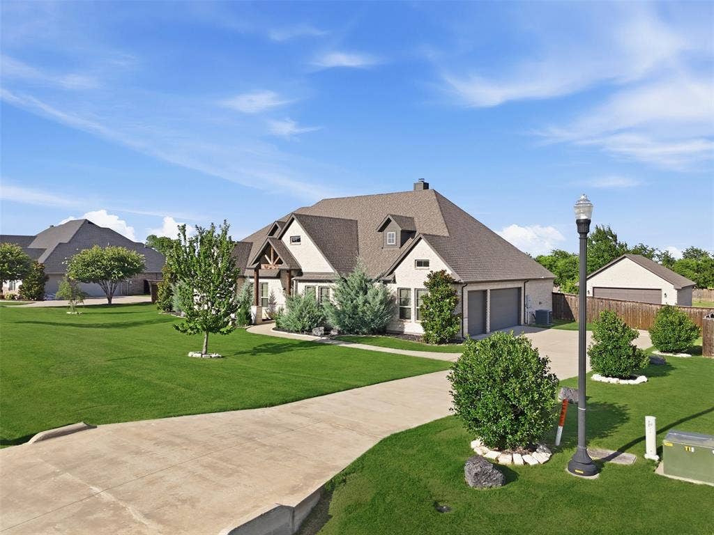 117 Vail Lane, Waxahachie, TX 75167 Beautiful home outside Waxahachie city limits with 3-car garage!
