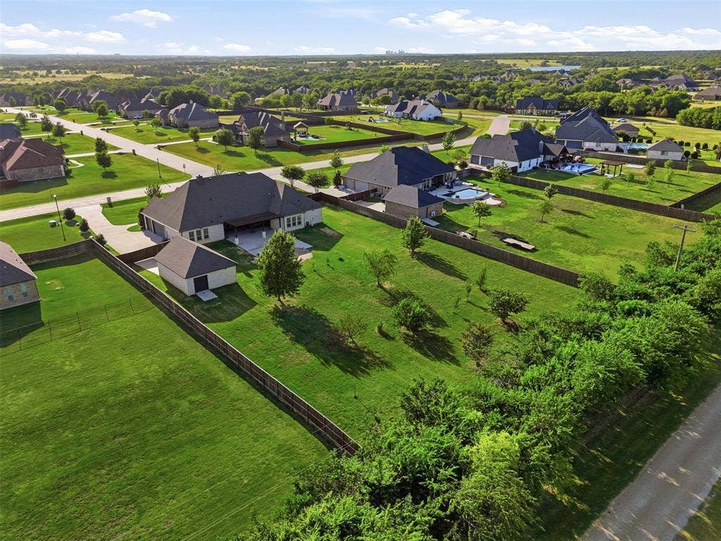 117 Vail Lane, Waxahachie, TX 75167 Pride of ownership shows in this neighborhood!