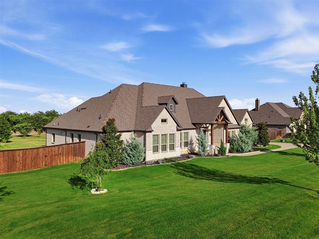 117 Vail Lane, Waxahachie, TX 75167 A large 1.034 acre lot!