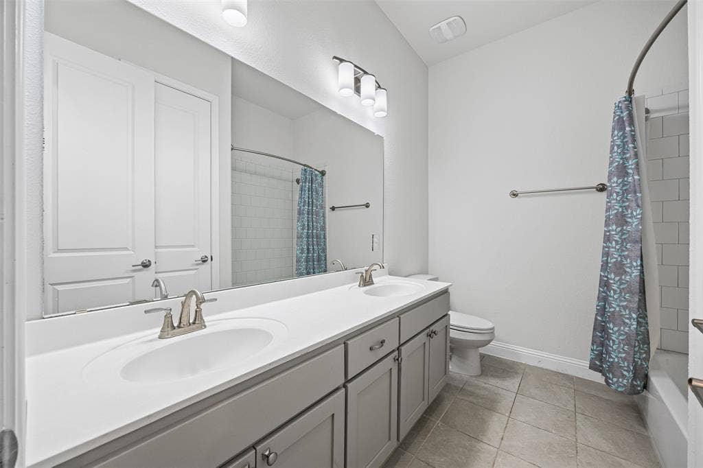 117 Vail Lane, Waxahachie, TX 75167 Hall bath with tub and shower combo