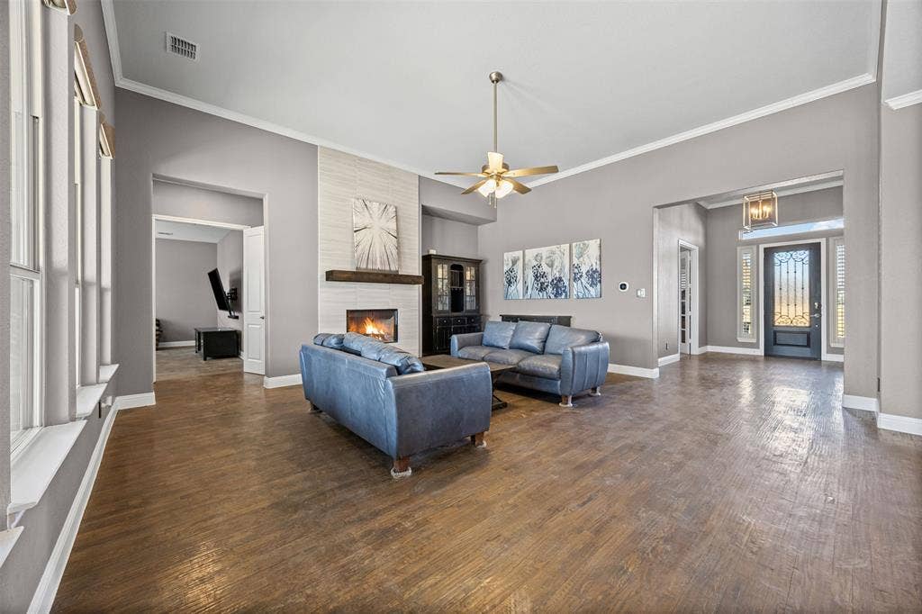 117 Vail Lane, Waxahachie, TX 75167 Living room with view to the front entry