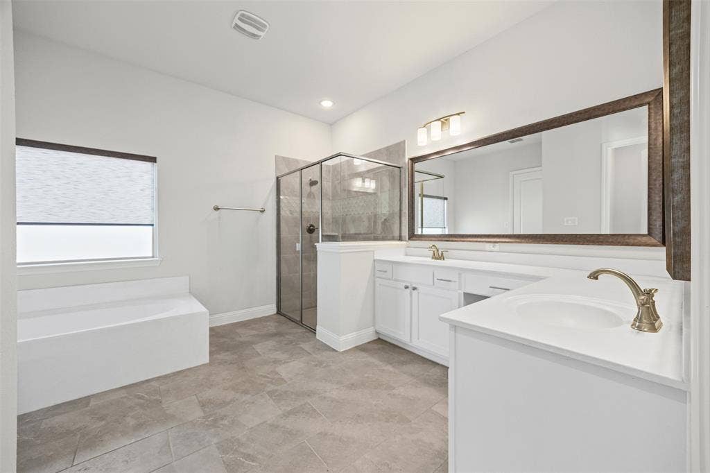 117 Vail Lane, Waxahachie, TX 75167 Primary bedroom ensuite with separate tub and shower