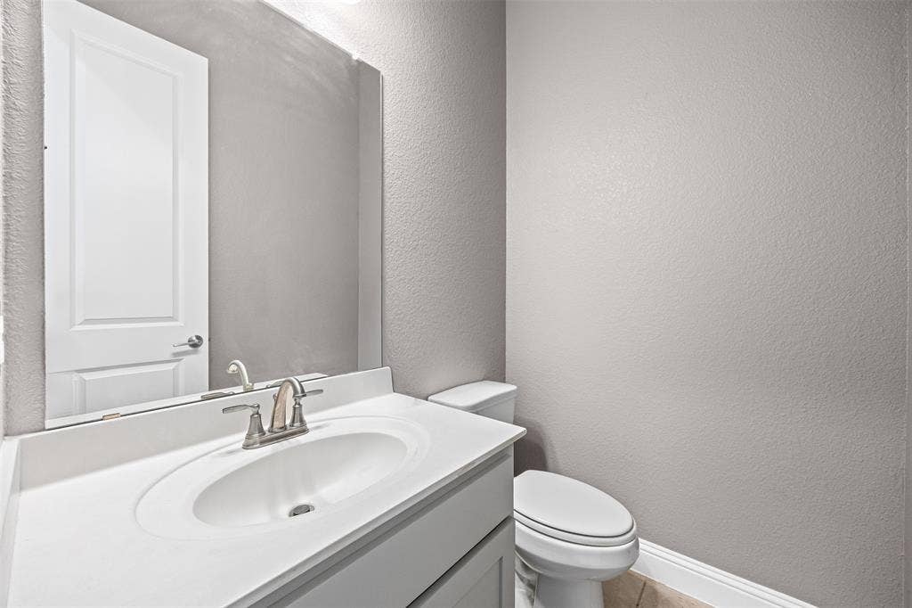 117 Vail Lane, Waxahachie, TX 75167 Half bath next to flex room