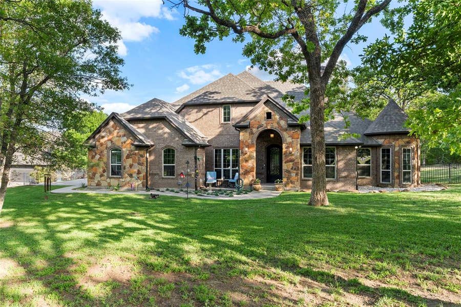 Property photo for 7401 Hilltop Drive, Fort Worth, TX
