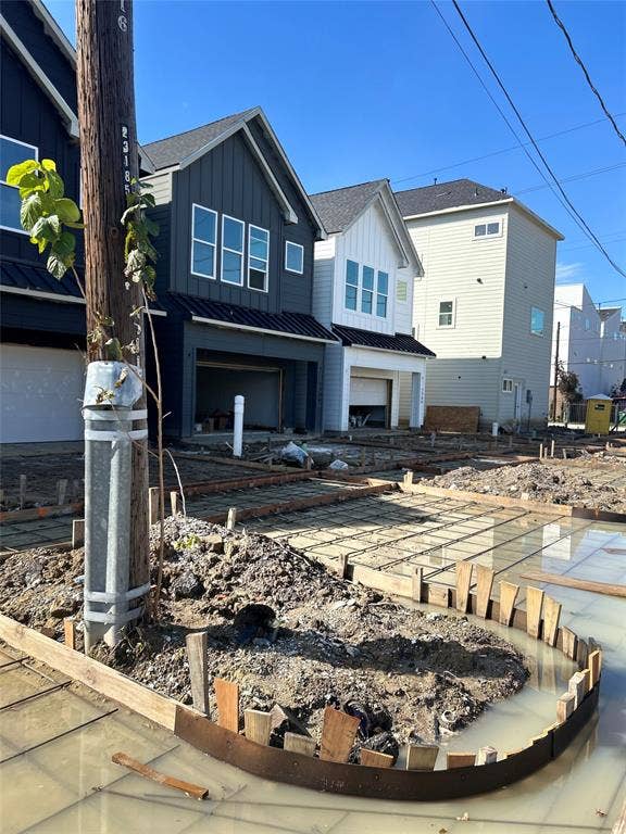 2406 Delano Street, Houston, TX 77004 New builders are just around the corner.