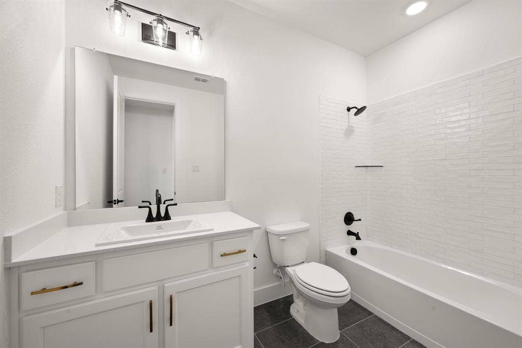5012 Hillside Green Trail, Midlothian, TX 76065 5012 Hillside Green- Bathroom-1