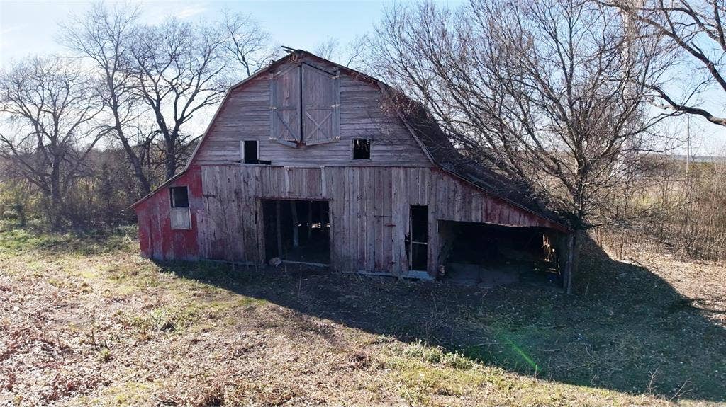 1774 S State Highway 78 Highway S, Farmersville, TX 75442 Old barn on the property. Would make a great photo shoot venue.