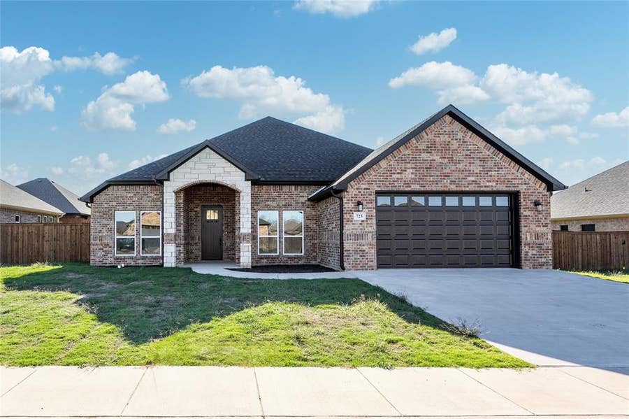 Property photo for 723 Cobblestone Circle, Mabank, TX