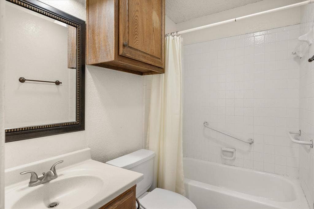 706 Tahiti Drive, Granbury, TX 76048 706 Tahiti Drive, Granbury, TX 76048