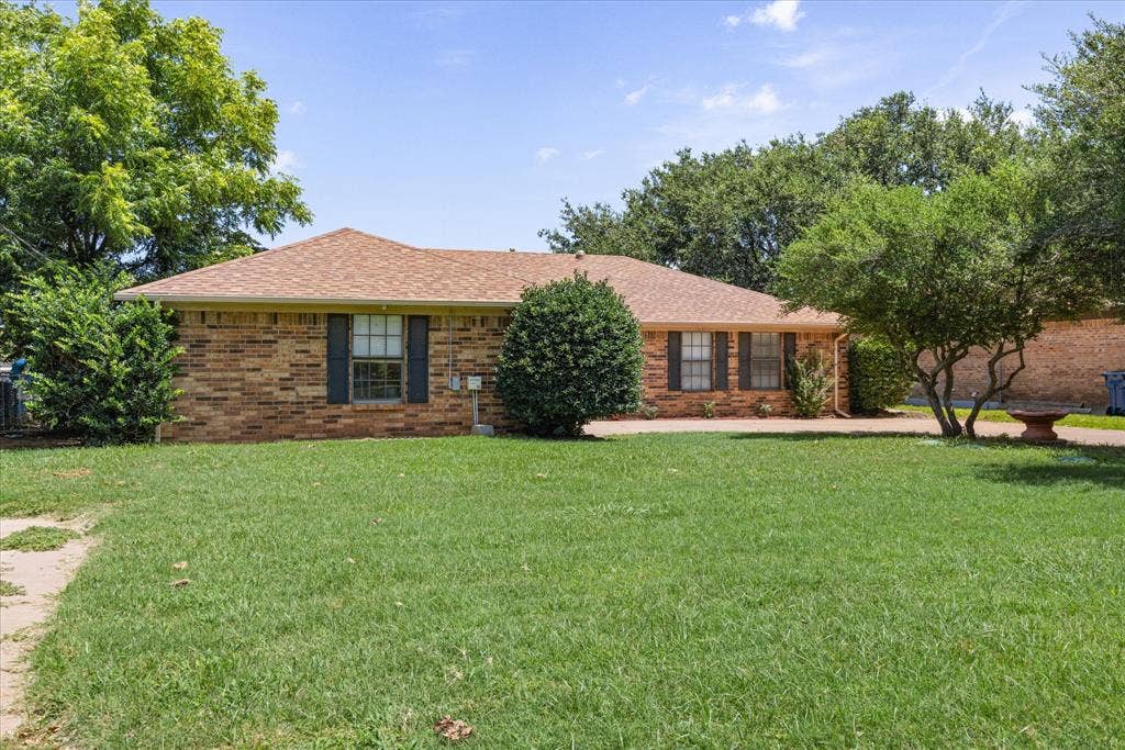 706 Tahiti Drive, Granbury, TX 76048 706 Tahiti Drive, Granbury, TX 76048