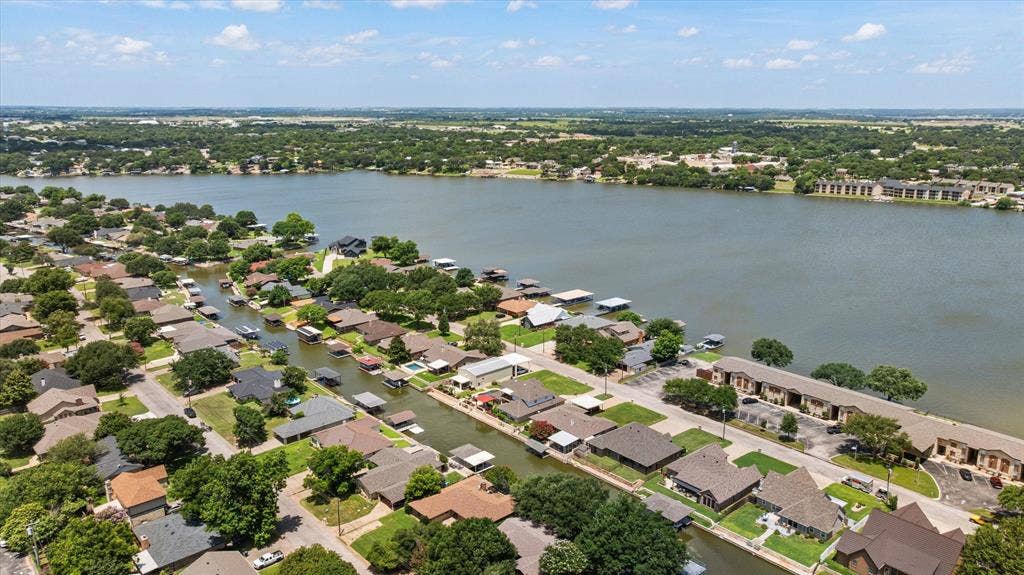 706 Tahiti Drive, Granbury, TX 76048 706 Tahiti Drive, Granbury, TX 76048