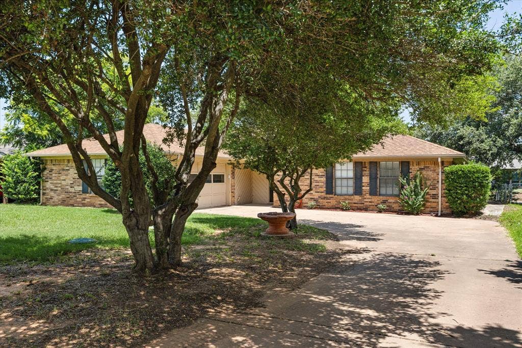 706 Tahiti Drive, Granbury, TX 76048 706 Tahiti Drive, Granbury, TX 76048