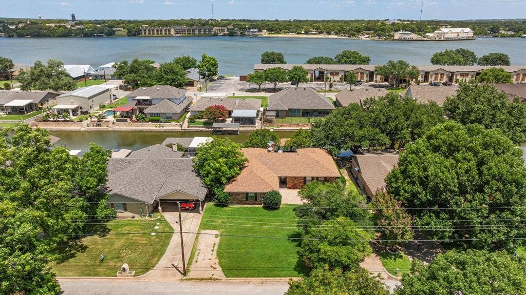 706 Tahiti Drive, Granbury, TX 76048 706 Tahiti Drive, Granbury, TX 76048