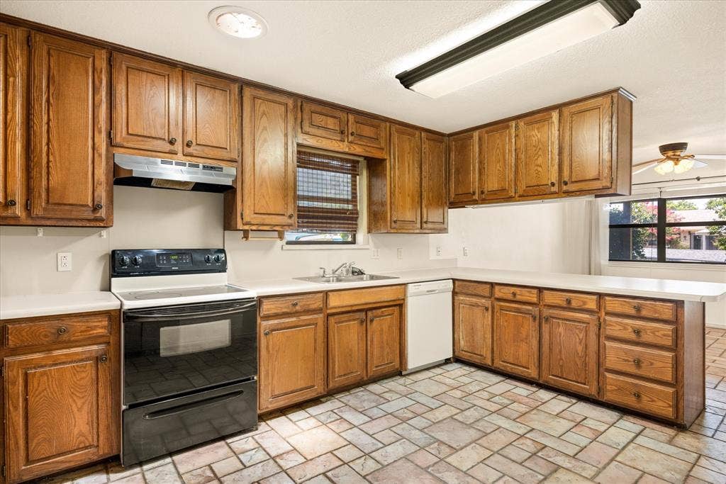 706 Tahiti Drive, Granbury, TX 76048 706 Tahiti Drive, Granbury, TX 76048
