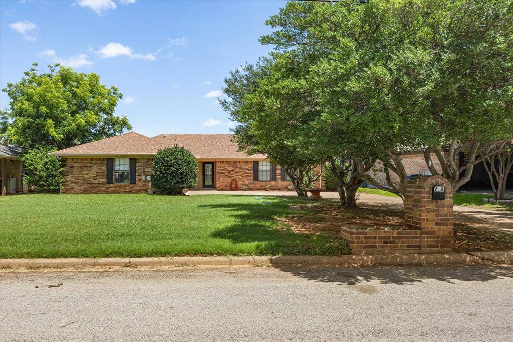 706 Tahiti Drive, Granbury, TX 76048 706 Tahiti Drive, Granbury, TX 76048