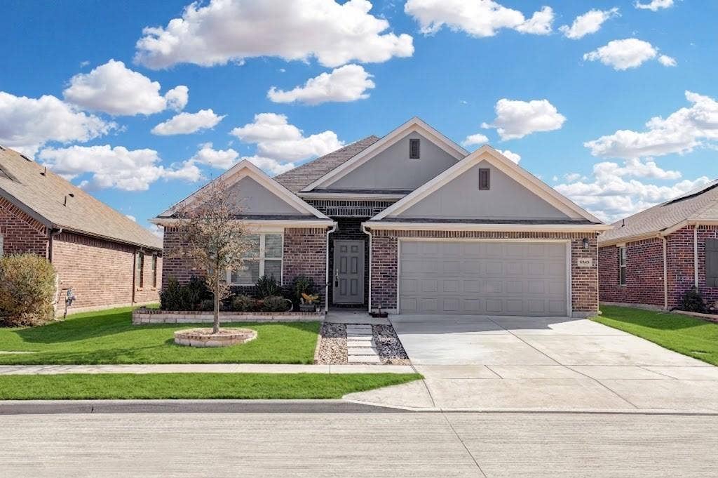 8948 Bronze Meadow Drive, Fort Worth, TX 76131