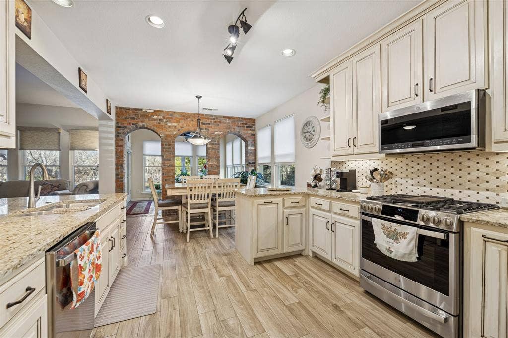 1924 Victoria Circle, McKinney, TX 75072 Stainless steel appliances
