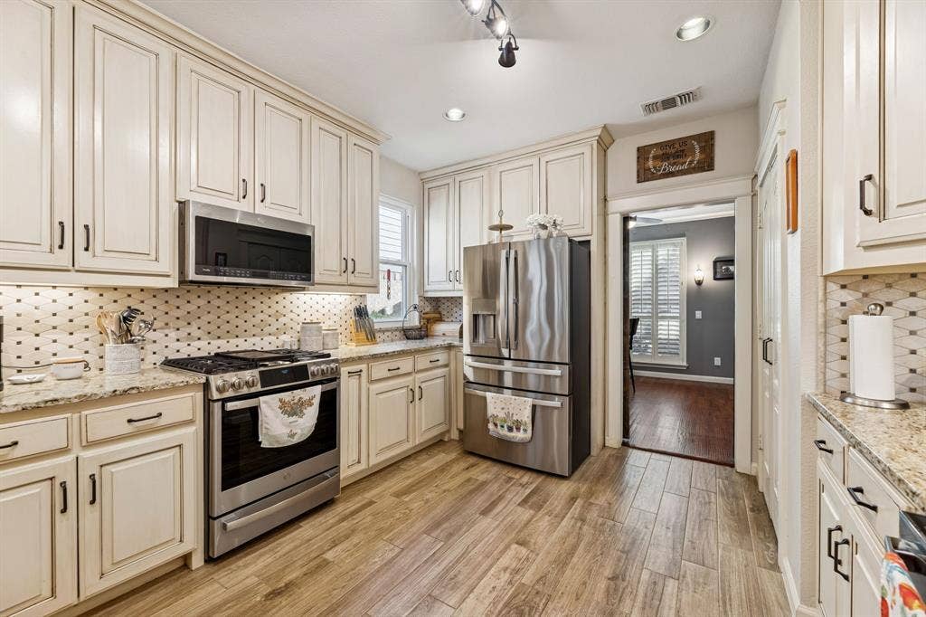 1924 Victoria Circle, McKinney, TX 75072 Beautifully redone kitchen with granite counter tops and built in shelves