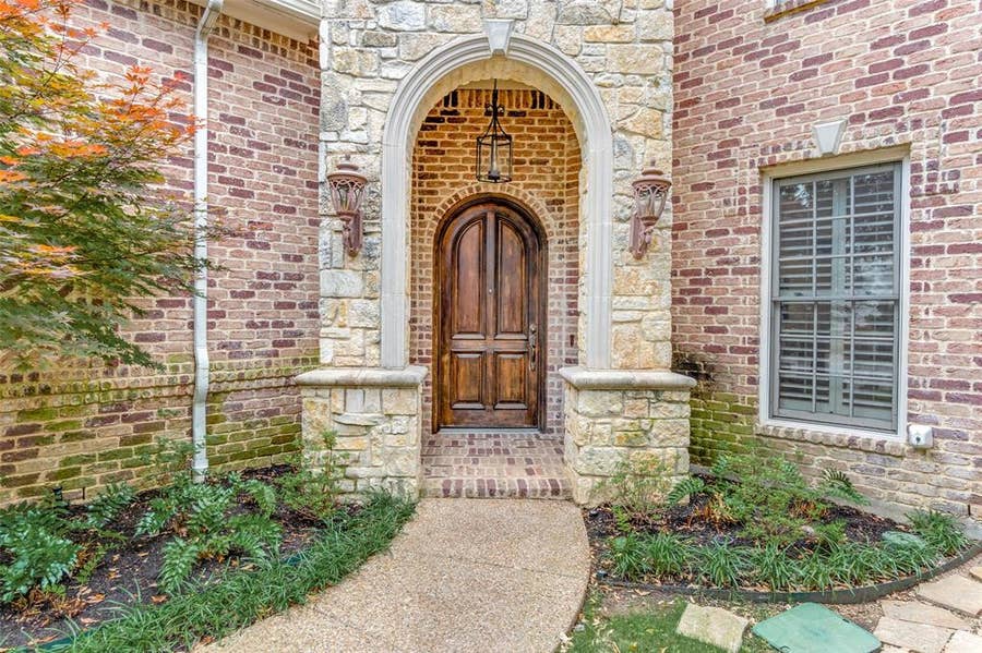 Property photo for 13 Cochran Oaks Lane, Dallas, TX