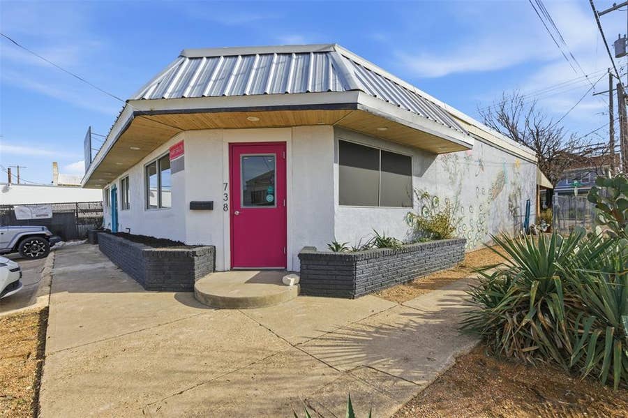 Property photo for 738 W Davis Street, Dallas, TX