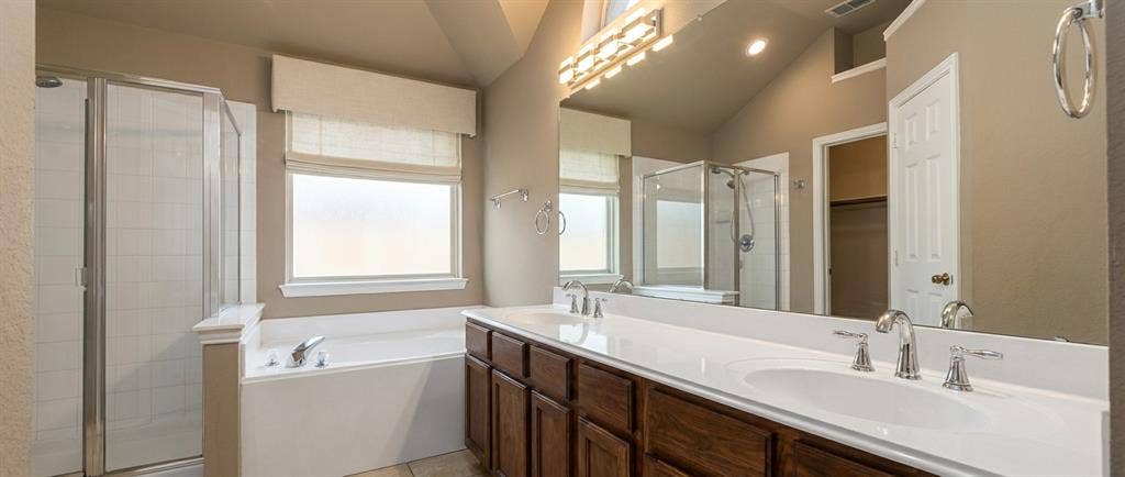 2614 Pecan Meadow Drive, Garland, TX 75040 Master Bathroom