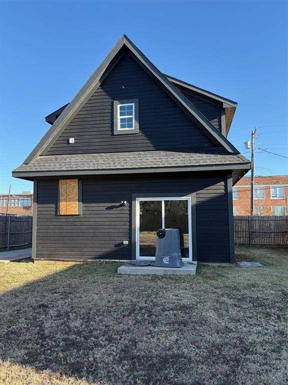 4209 Metropolitan Avenue, Dallas, TX 75210 Patio. Sliding doors open to flex room.